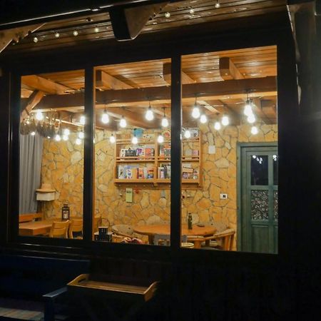 Rose Hip Hill Farm Bed & Breakfast Valea Tirnei Exterior photo